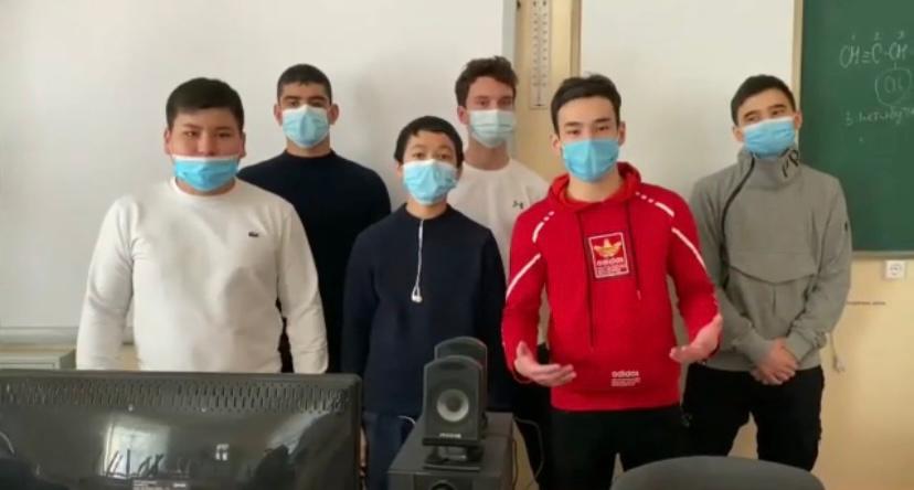 19 Стоматология мамандығының студенттері аз қамтылған отбасына барды.
